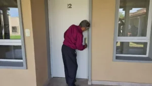 24656-16-personas-mayores-recibieron-las-llaves-de-sus-viviendas