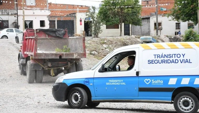 camion-arrojando-basura-en-rio-arias-3-768x512-1